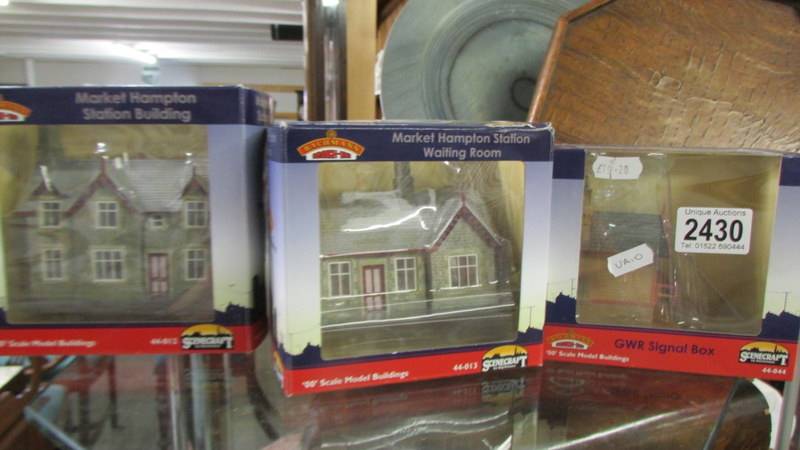 5 boxed Bachmann branch line buildings including Market Hampton Station building, waiting room.