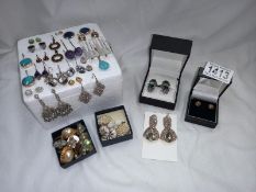 A quantity of nice earrings etc. in good condition. Approximately 30 pairs