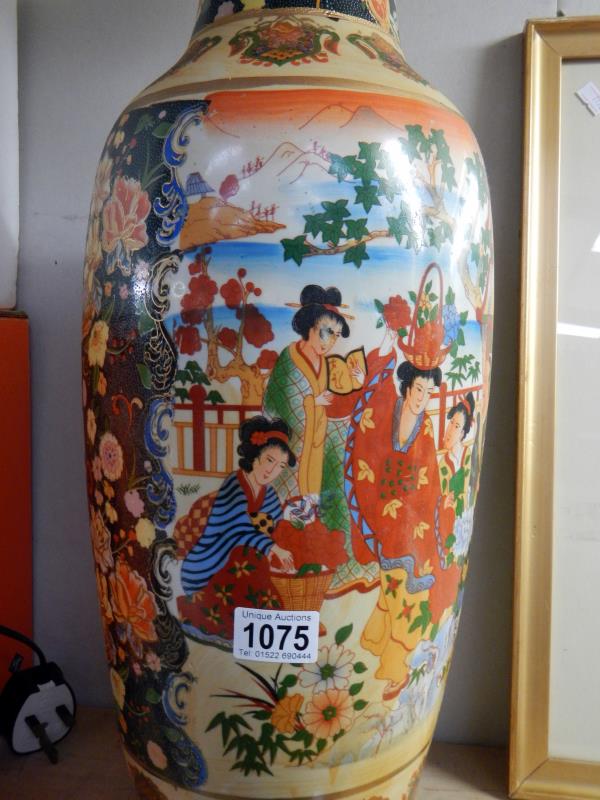 A large Japanese vase - Image 2 of 2