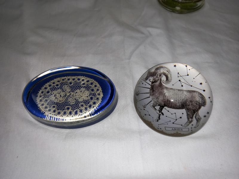 A collection of 10 paperweights - Image 7 of 8