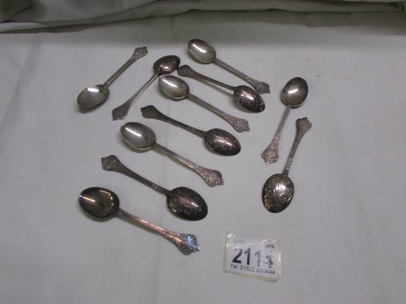 Eleven engraved silver teaspoons, 138 grams.
