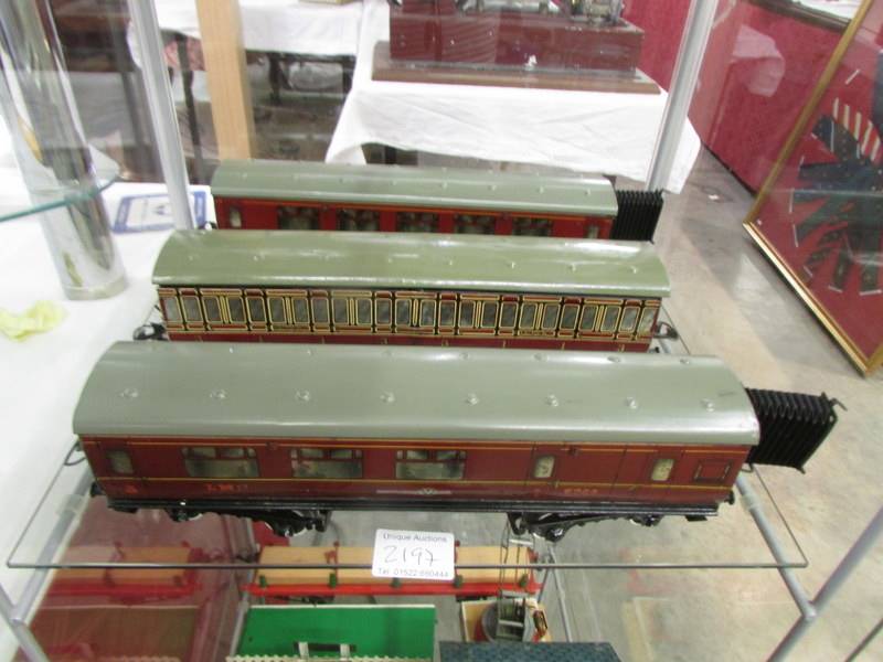 A Hornby '0' gauge electric LNER and LMS locomotives, carriages, signals, Windsor Ramps, signal box, - Image 6 of 11