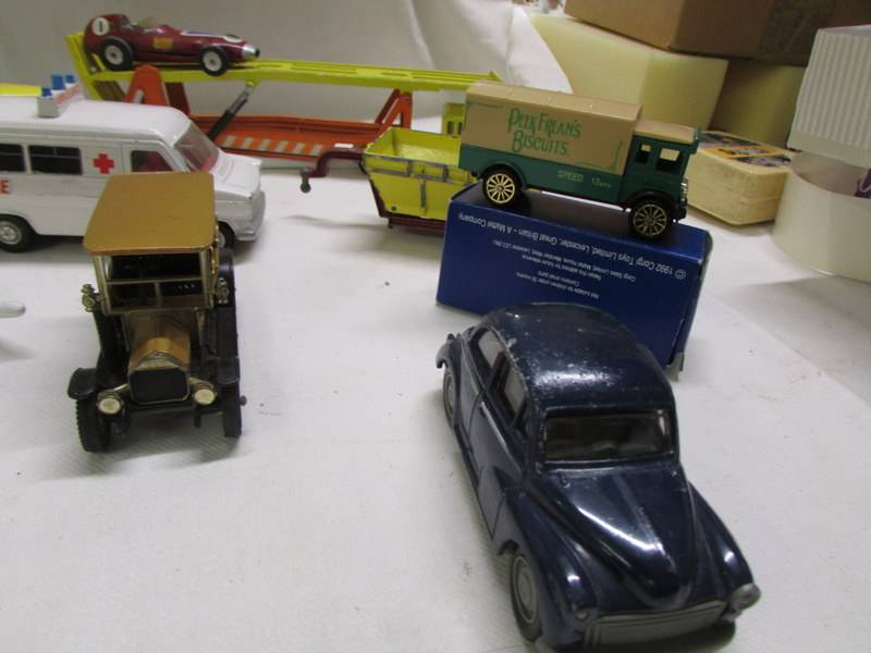 A mixed lot of unboxed Corgi, Matchbox and Dinky die cast models. - Image 6 of 7