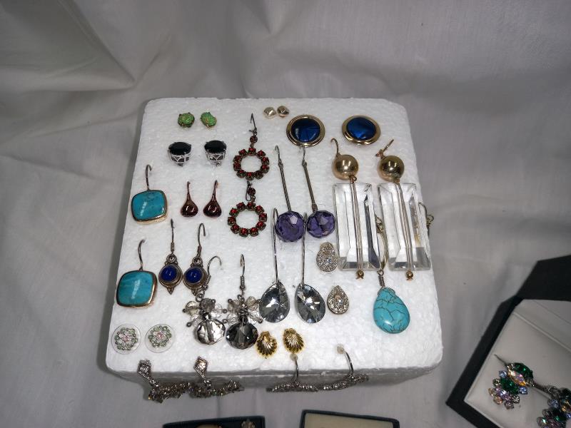 A quantity of nice earrings etc. in good condition. Approximately 30 pairs - Image 3 of 4