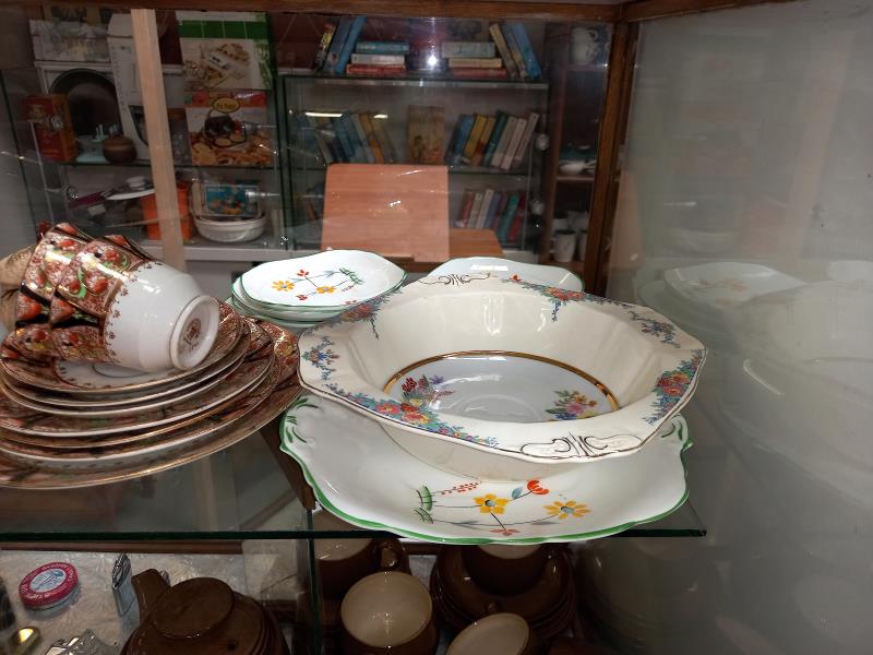 A shelf of various porcelain dinner & tea ware - Image 4 of 4