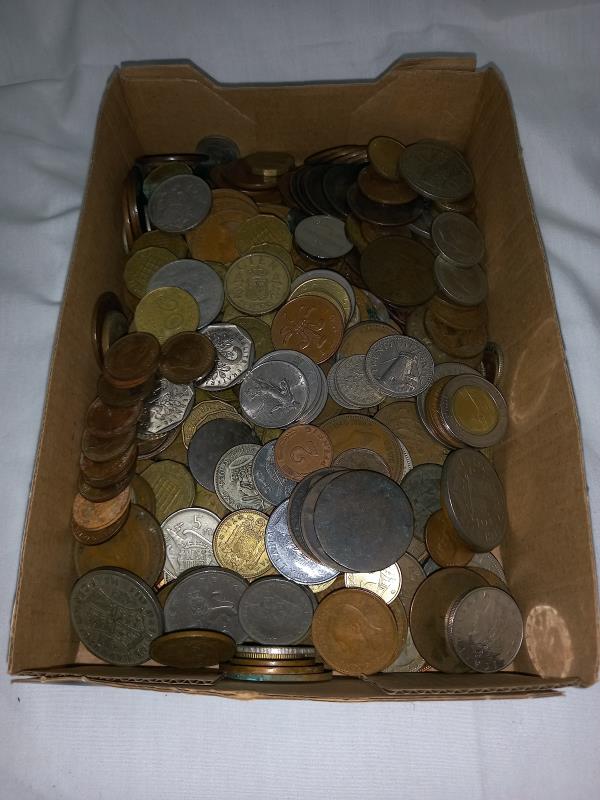 A heavy tray of coins - Image 2 of 2