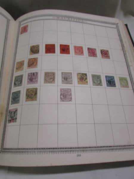 A very good Victorian stamp album of Victorian and early 20th century stamps including GB penny - Bild 36 aus 50