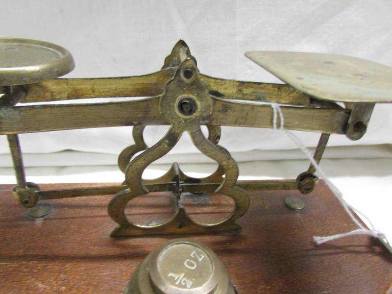 A set of brass postal scales with weights. - Image 2 of 2