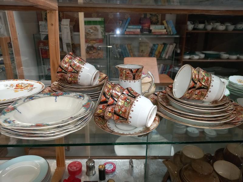 A shelf of various porcelain dinner & tea ware - Image 3 of 4