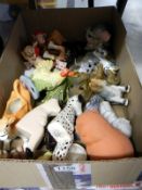 A tray of good animal figures