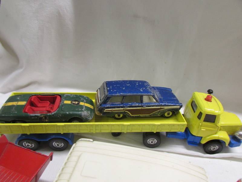 A mixed lot of unboxed Corgi, Matchbox and Dinky die cast models. - Image 3 of 7