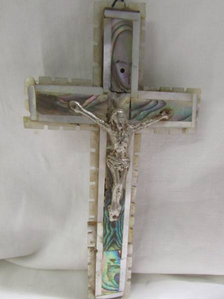 An early 20th century mother of pearl crucifix, 12.5 x 7 cm. - Image 2 of 3