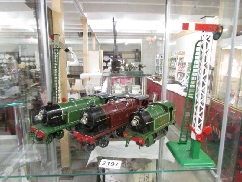 A Hornby '0' gauge electric LNER and LMS locomotives, carriages, signals, Windsor Ramps, signal box, - Image 2 of 11