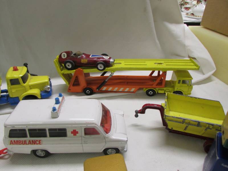 A mixed lot of unboxed Corgi, Matchbox and Dinky die cast models. - Image 5 of 7