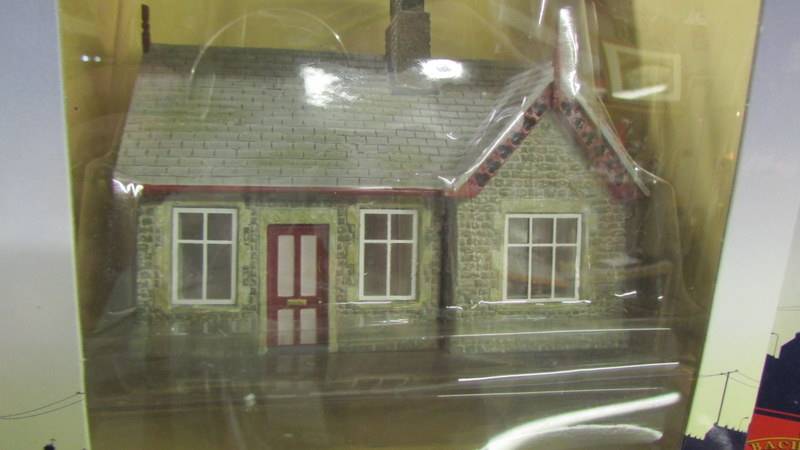 5 boxed Bachmann branch line buildings including Market Hampton Station building, waiting room. - Image 3 of 4