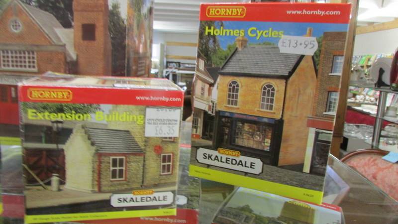 A boxed Hornby '00' Skaledale fire station, war memorial and various shops. - Image 3 of 4