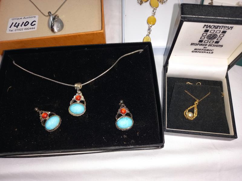 A quantity of ornate boxed earring and necklace sets - Image 4 of 6