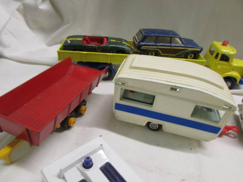 A mixed lot of unboxed Corgi, Matchbox and Dinky die cast models. - Image 4 of 7