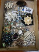A mixed lot of vintage necklaces & brooches