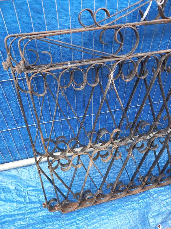 A pair of metal gates - Image 2 of 3