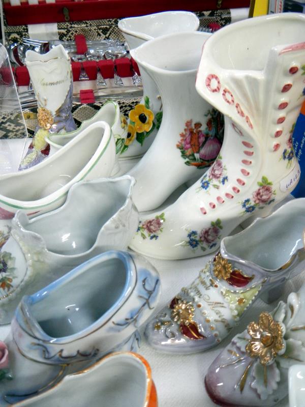 A good selection of old 20th century collectors china shoes - Image 3 of 4