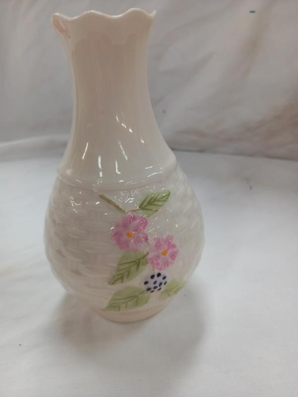 A Belleek vase - Image 3 of 4