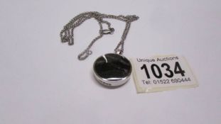 A silver necklace. 16 grams.