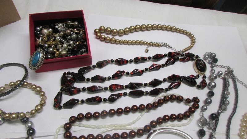 A mixed lot of necklaces, bracelets, earrings etc., - Image 6 of 6