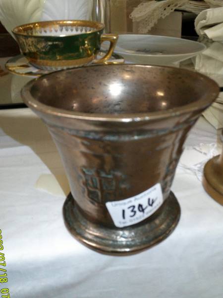 A heavy brass vase and an old mortar. - Image 3 of 3