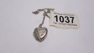 A silver heart necklace, 4 grams.