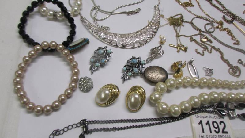 A mixed lot of necklaces, bracelets, earrings etc., - Image 3 of 6