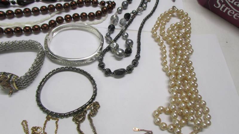 A mixed lot of necklaces, bracelets, earrings etc., - Image 4 of 6