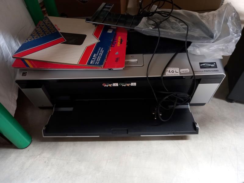 An Epson R2880 printer and a Staples shredder - Bild 2 aus 3