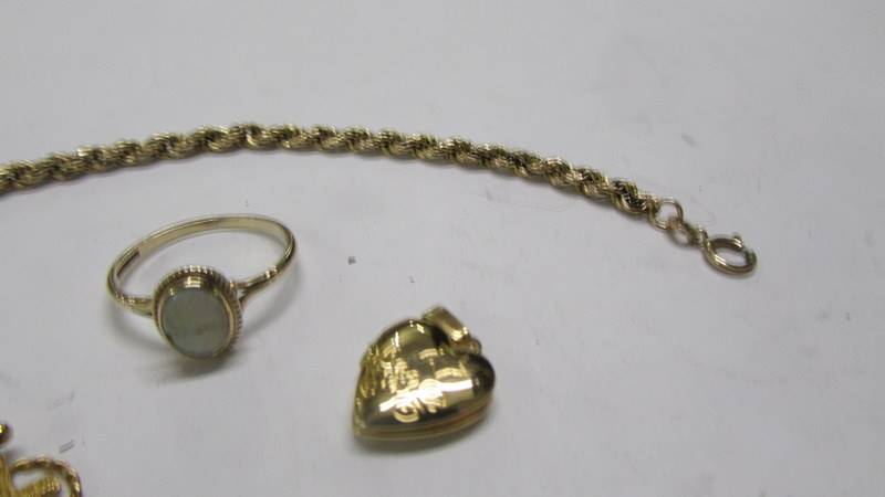 A gold bracelet, gold earrings with a cross design, a gold ring and a gold pendant. - Image 2 of 3