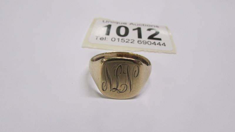 A 9ct gold signet ring, size T, 3.4 grams.