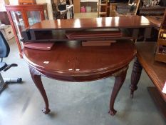 A Victorian round/oval mahogany dining table on ball & claw feet, with 2 leaves