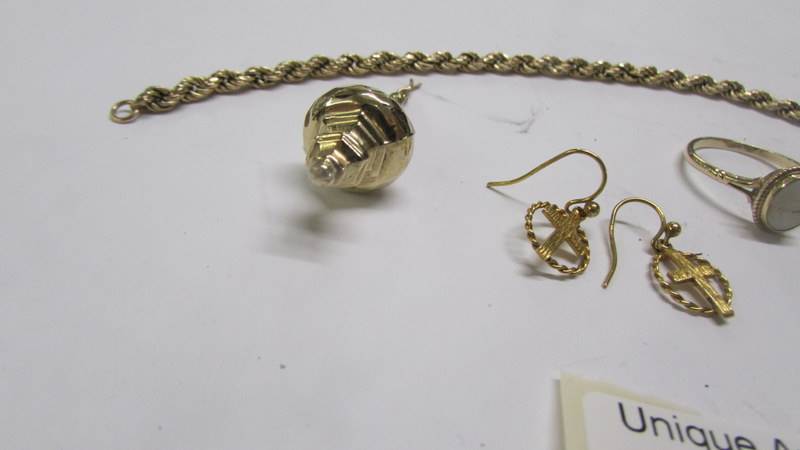 A gold bracelet, gold earrings with a cross design, a gold ring and a gold pendant. - Image 3 of 3