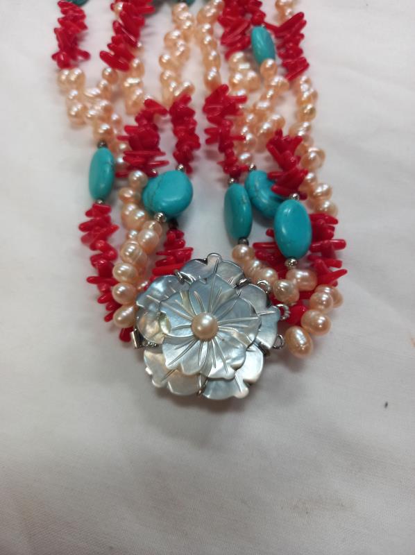 A good late 20th century coral freshwater and turquoise necklace with mother of pearl catch - Image 3 of 3