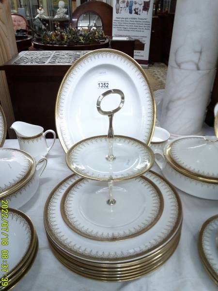 In excess of 60 pieces of Paragon Athena pattern table ware. COLLECT ONLY. - Image 3 of 4
