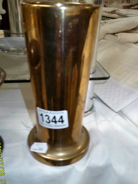 A heavy brass vase and an old mortar. - Image 2 of 3