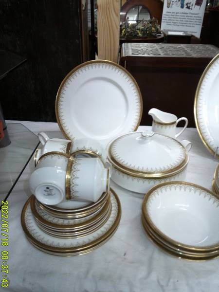 In excess of 60 pieces of Paragon Athena pattern table ware. COLLECT ONLY. - Image 4 of 4