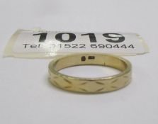 An 18ct gold wedding ring, size M, 2.6 grams.