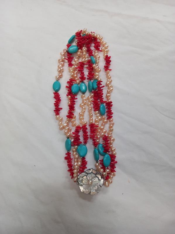 A good late 20th century coral freshwater and turquoise necklace with mother of pearl catch - Image 2 of 3