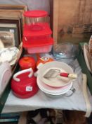 A quantity of 20th century kitchen items