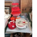 A quantity of 20th century kitchen items