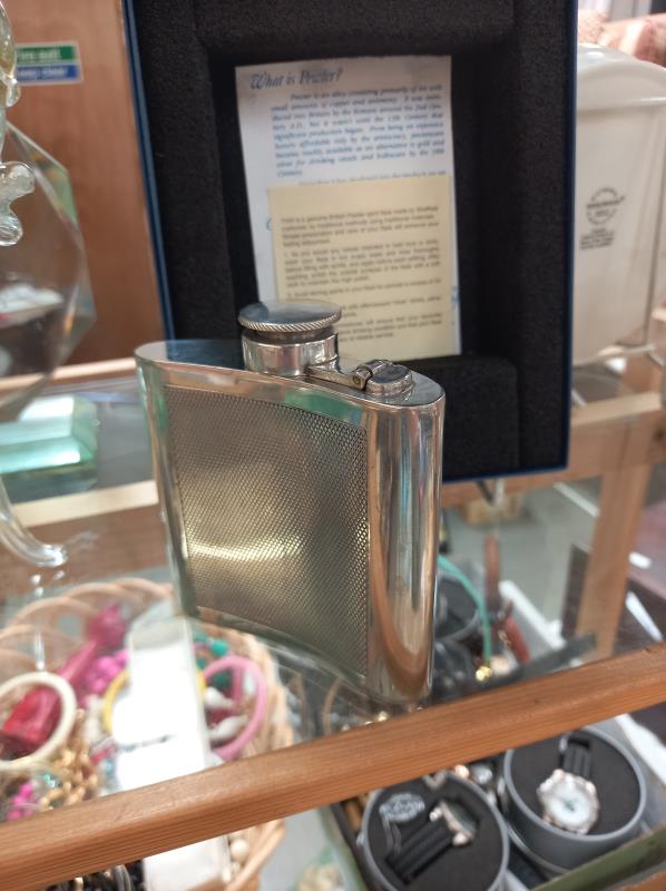 A good boxed hip flask - Image 2 of 2