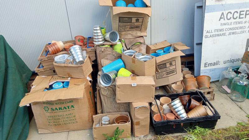 A very large quantity of new plant pots of various sizes (over 200). Collect Only.