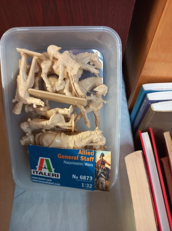 A box of Britons hospital beds etc and good selection of plastic horse figures etc - Image 2 of 3