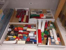 4 trays of mainly plastic H0/00 model cars and commercial vehicles