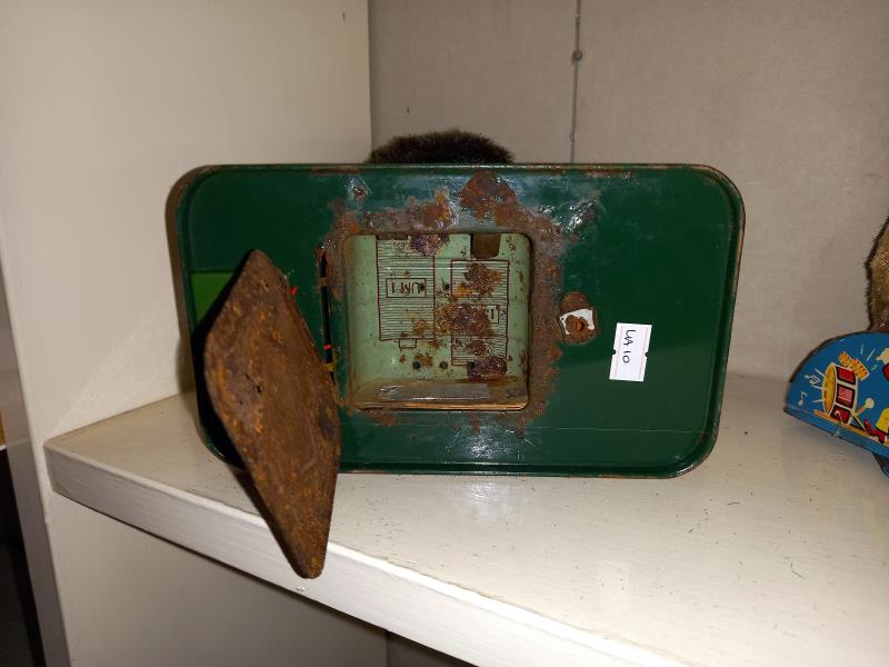 A vintage Japanese battery operated bear in tinplate rocking chair. Battery terminals corroded. - Image 5 of 5